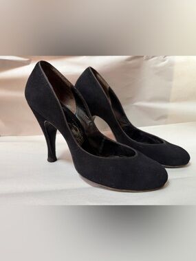 Mandel’s Classic Elegant 40’s/50’s Women's Black Suede High Heel Pumps Sexy